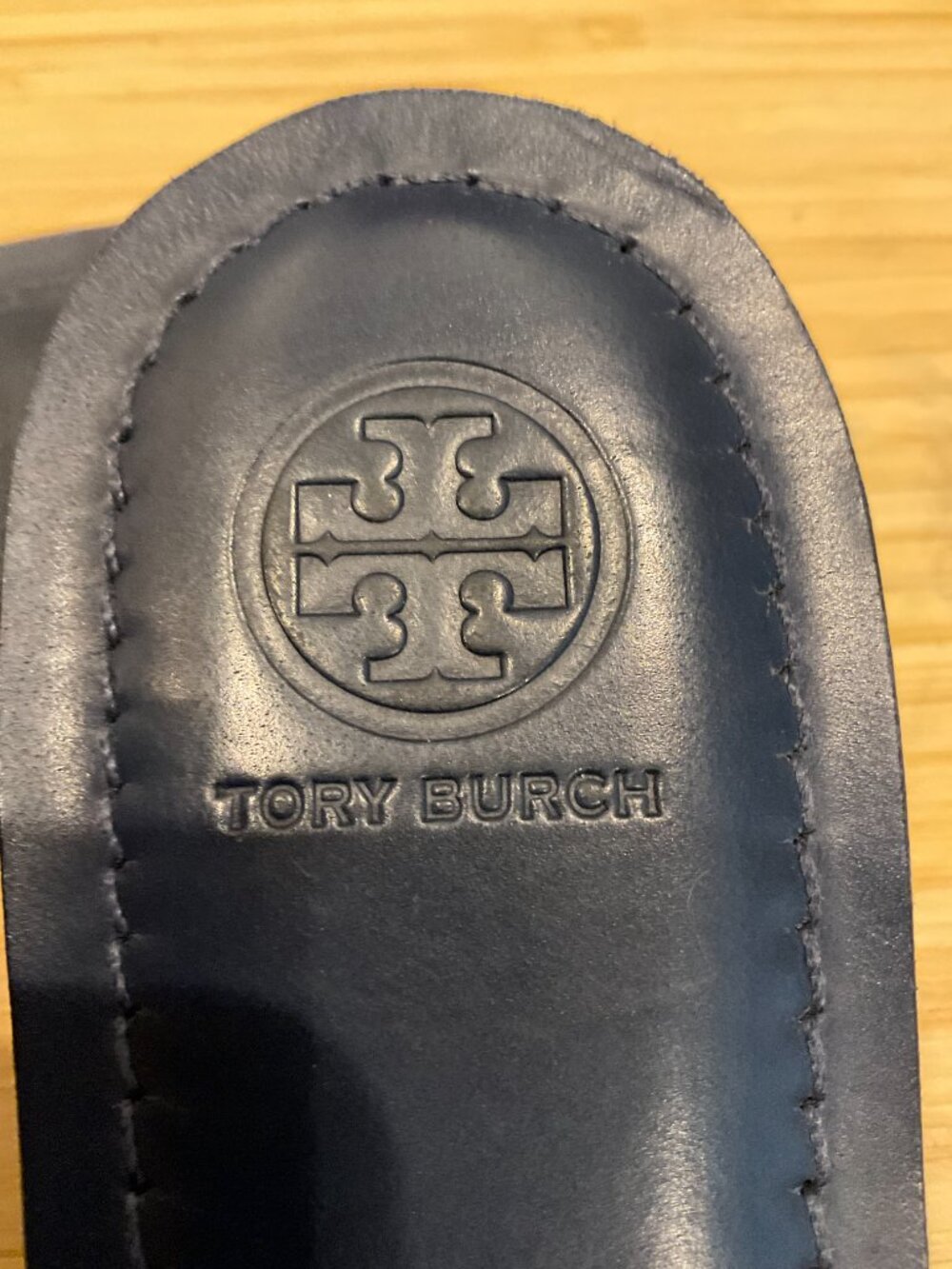 Tory Burch Navy Leather Enamel Logo Thong Sandals Womens Size 9 - Picture 2 of 2